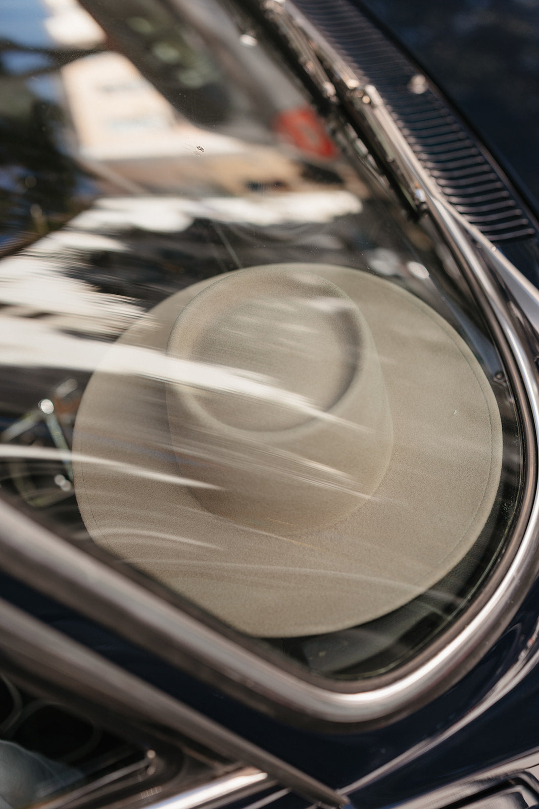 Julie Anna hoed in Alfa Romeo 2000 GTV