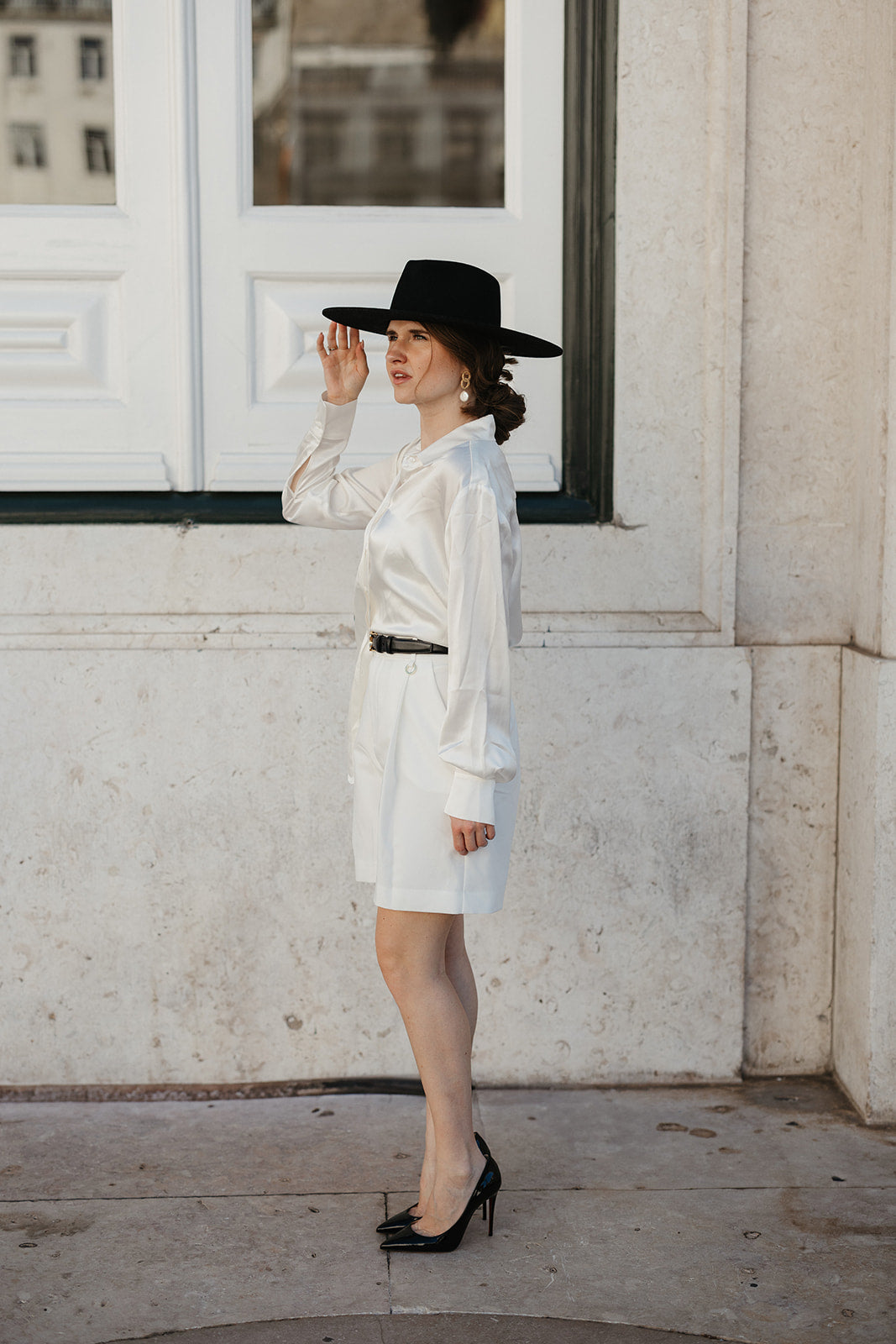 Julie met zwarte hoed in Lissabon