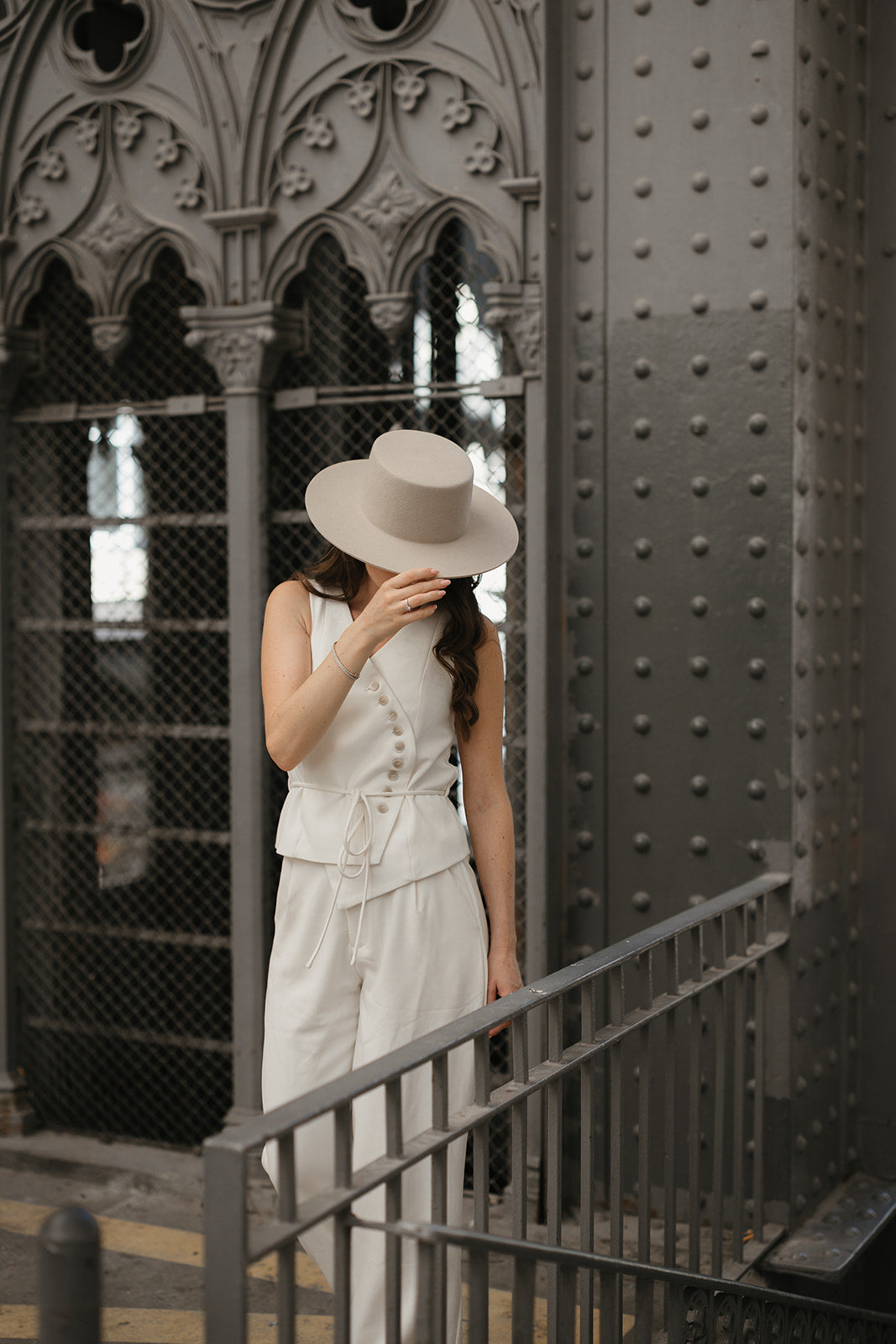 Julie met beige hoed in Lissabon