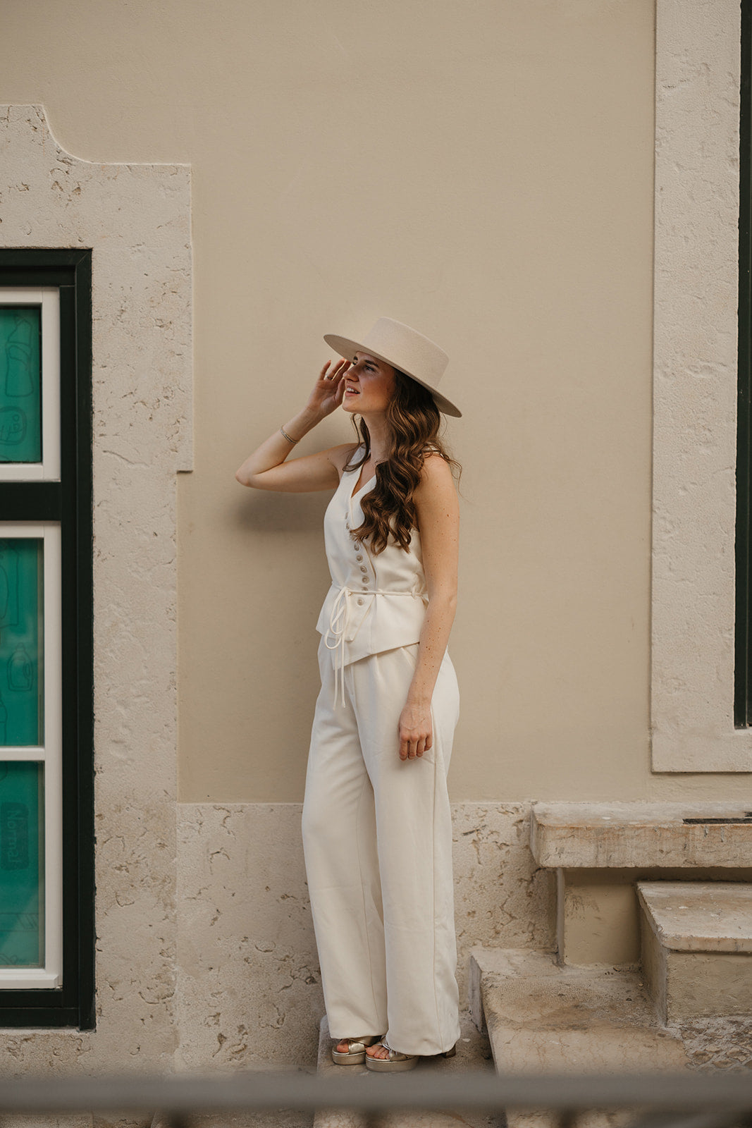 Julie met beige Julie Anna hoed in Lissabon