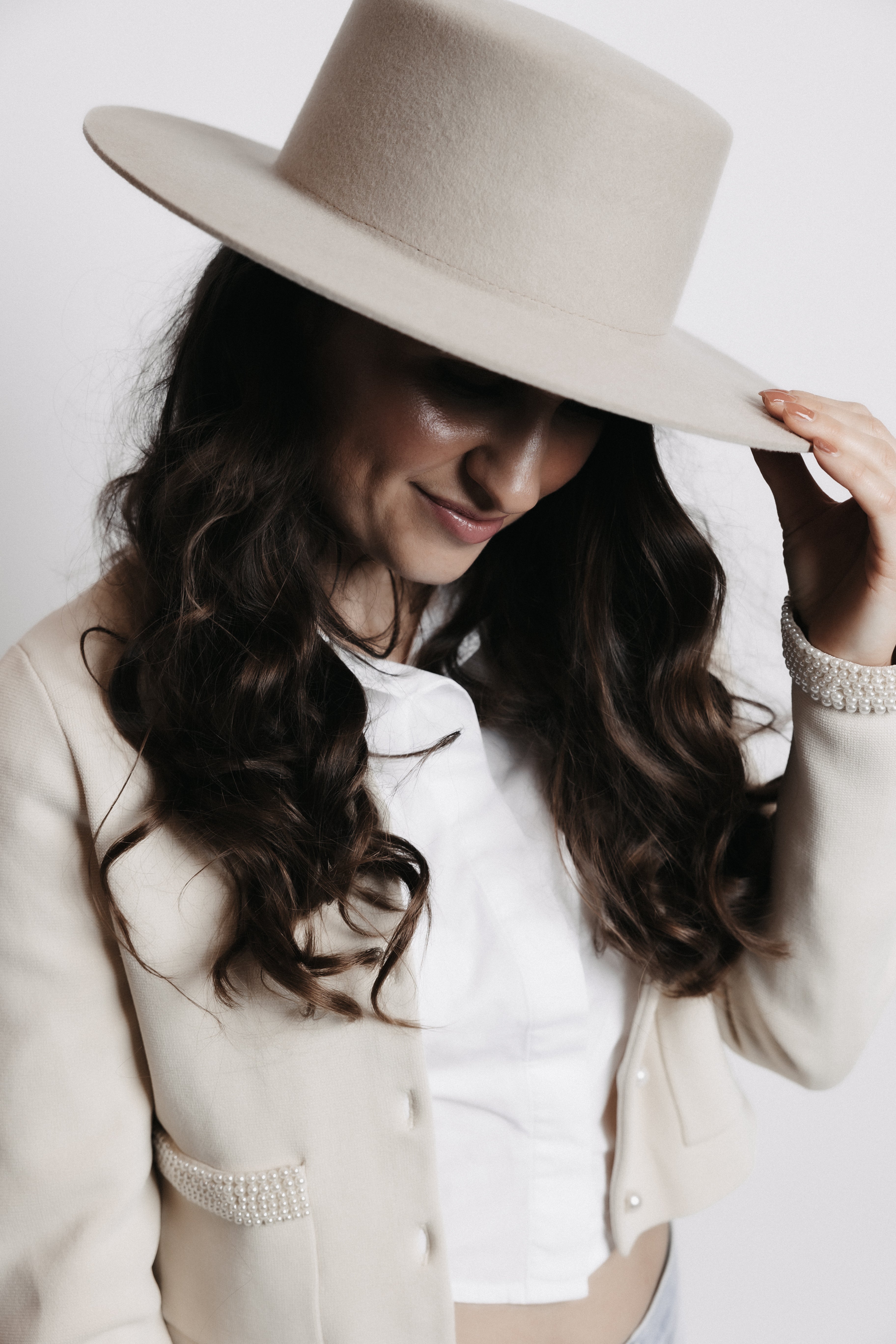 Julie met Julie Anna hoed in beige