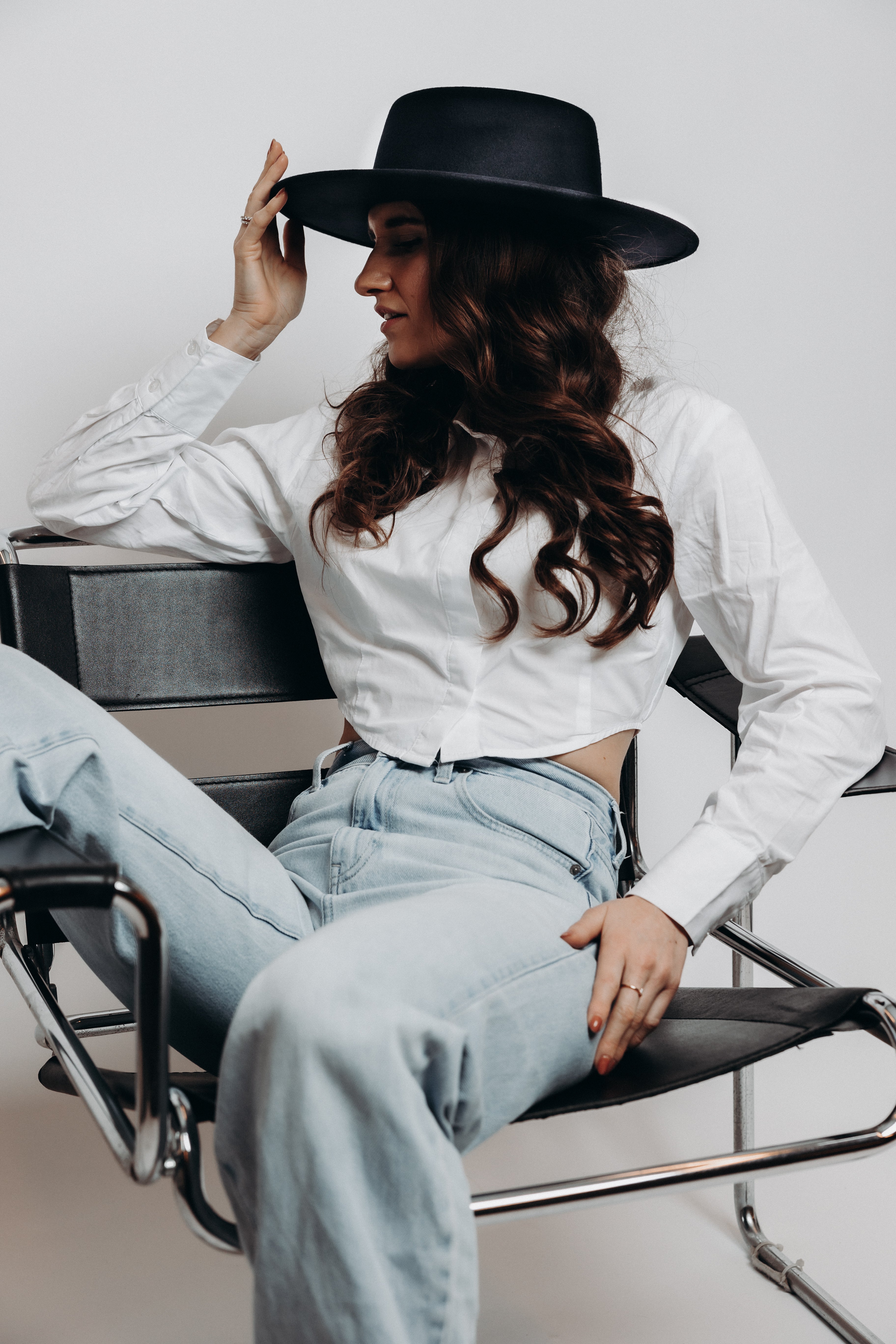 Julie met Julie Anna hoed op stoel